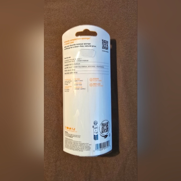 Real Techniques Soft Pink Makeup Sponge - Picture 5 of 7